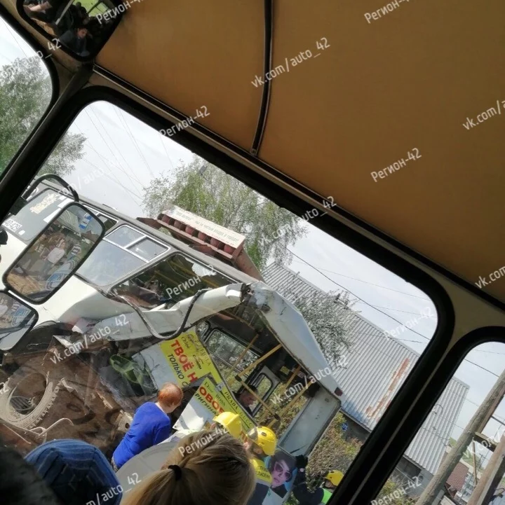 Фото: В Кемерове при столкновении автобуса с КамАЗом пострадали люди 6