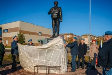 Фото: В кузбасском городе открыли памятник воинам-десантникам 4