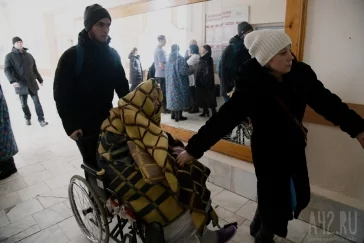 Фото: «Заминировано»: в Кемерове массово эвакуируют больницы и школы 14