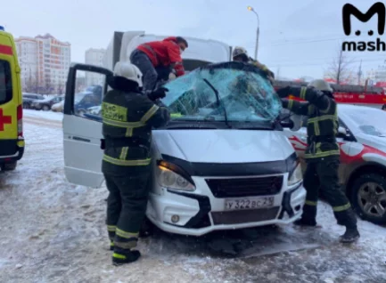 Фото: В России 11-летний мальчик упал с 25-го этажа на автомобиль и выжил 2