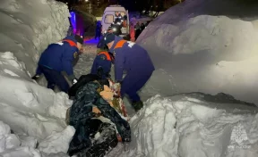 На Камчатке спасли застрявшего в сугробе замерзающего пенсионера