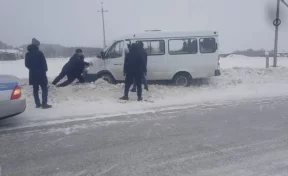 «ГАЗель» с туристами из Шерегеша застряла на кузбасской трассе