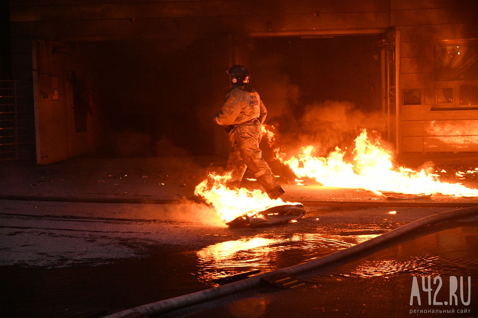 Ночью при тушении пожара в здании бывшего кинотеатра в Кузбассе пострадали двое спасателей  