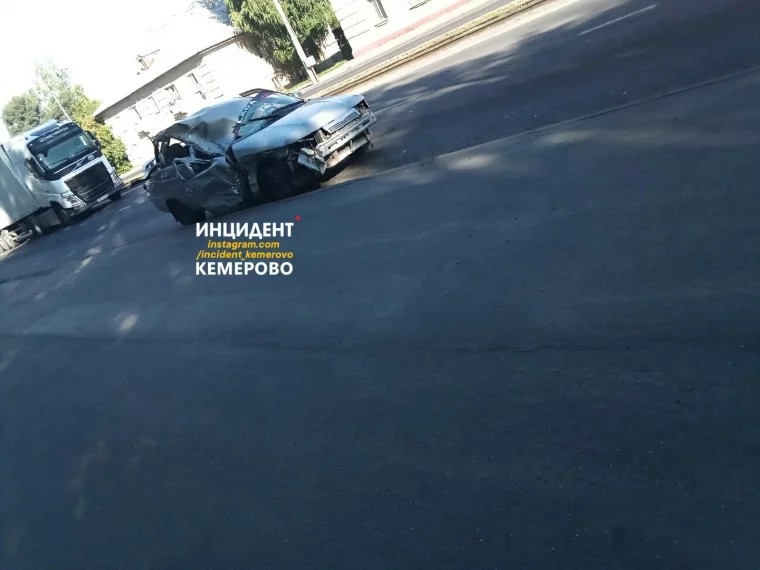 Фото: Соцсети: тройное ДТП произошло в Кемерове 2