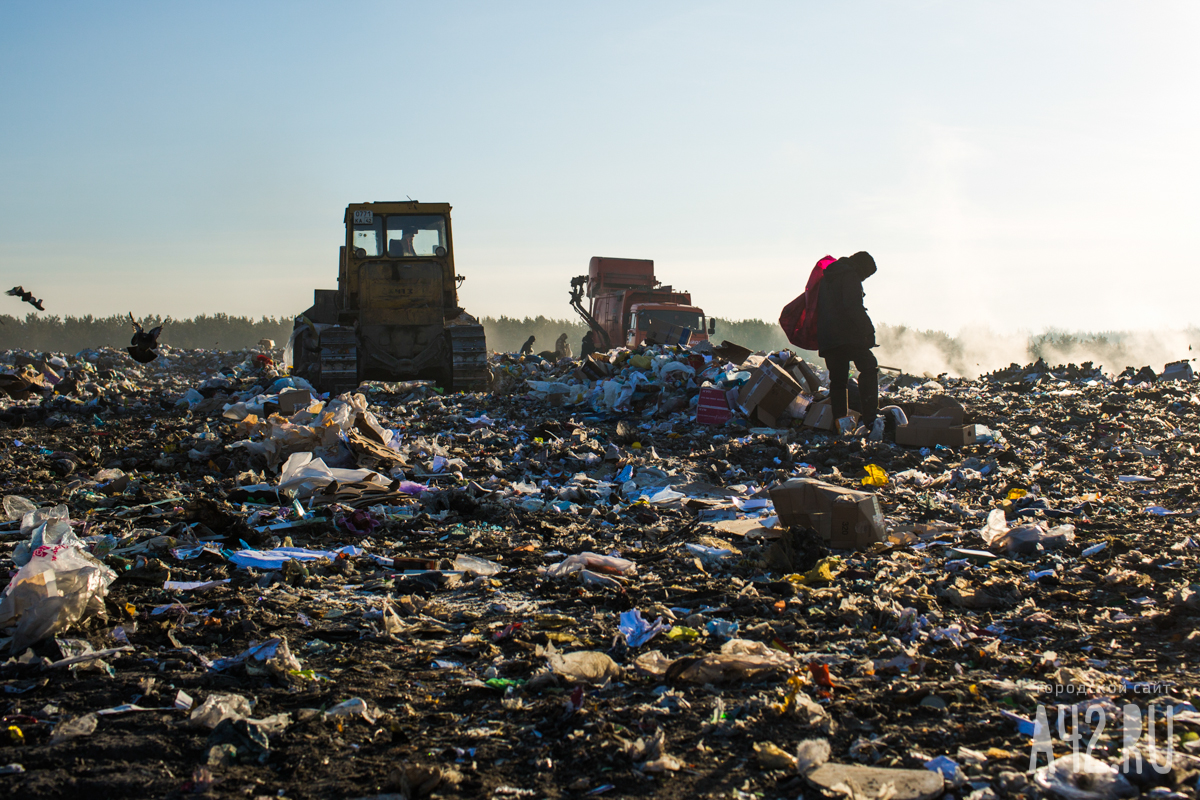 Кемеровчане пожаловались на огромную кучу мусора на Радуге: им объяснили, откуда она взялась
