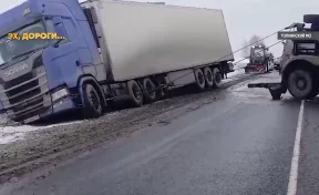 Увяз в снегу: водителю фуры потребовалась помощь на трассе в Кузбассе