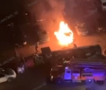 Фото: Пожар в автомобиле на Притомском проспекте в Кемерове попал на видео 1