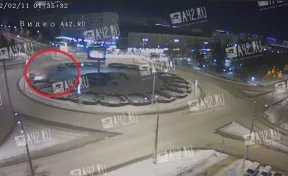 В Кемерове Mercedes влетел в кусты на бульваре Строителей: момент ДТП попал на видео