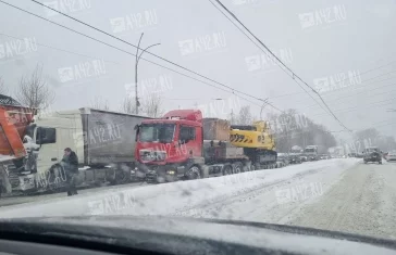 Фото: В Кемерове большегрузы заблокировали обе полосы движения и трамвайные пути на проспекте Шахтёров 3