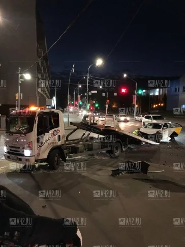 Фото: В Кемерове произошло ДТП с участием автомобиля такси 2