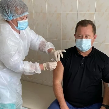 Фото: Переболевший коронавирусом министр здравоохранения Кузбасса вакцинировался 1