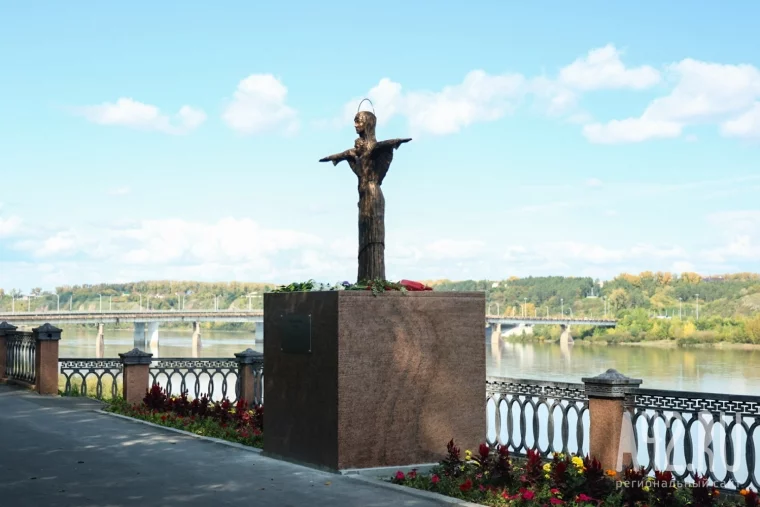 Фото: Кемеровчане раскритиковали скульптуру с распятым младенцем на набережной Томи 6