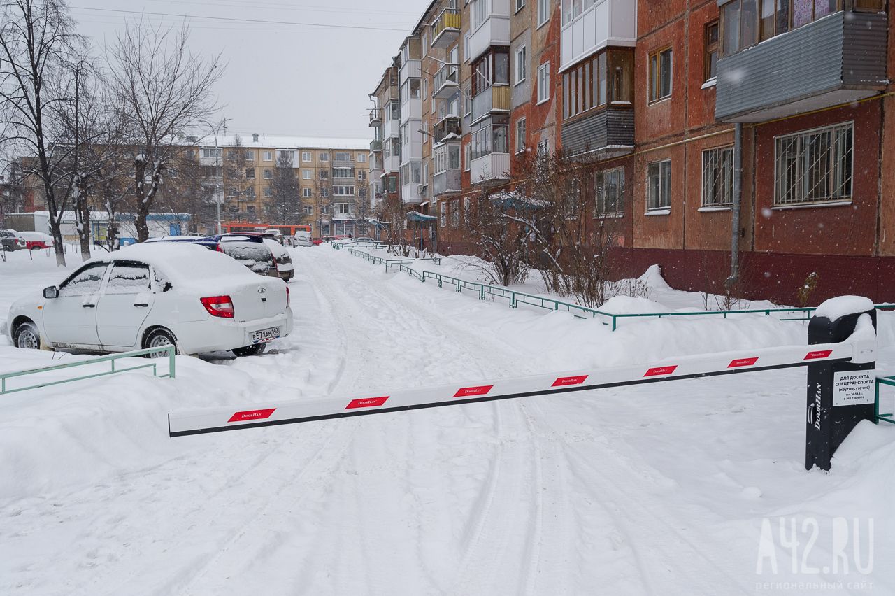 Парковка в чужом дворе и шлагбаумы по новым правилам