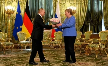 Фото: Sohu: букет, подаренный Путиным Меркель, может рассказать о характере президента 1
