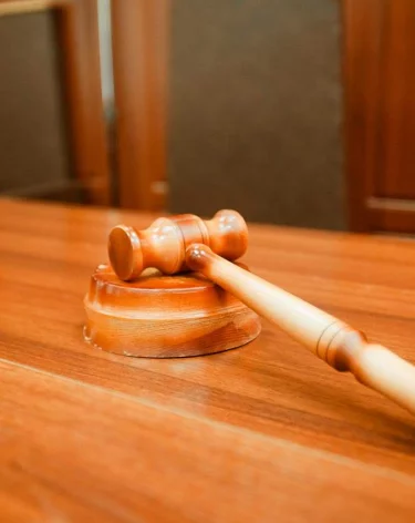 В Южной Корее суд приговорил россиянку к условному сроку за поджог тополиного пуха в парке Сеула