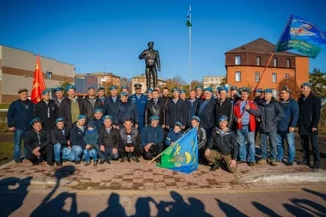 Фото: В кузбасском городе открыли памятник воинам-десантникам 5