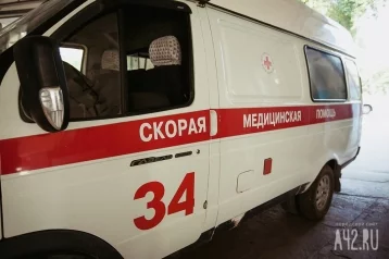Фото: В Кузбассе два человека пострадали в перевернувшемся Mercedes 1