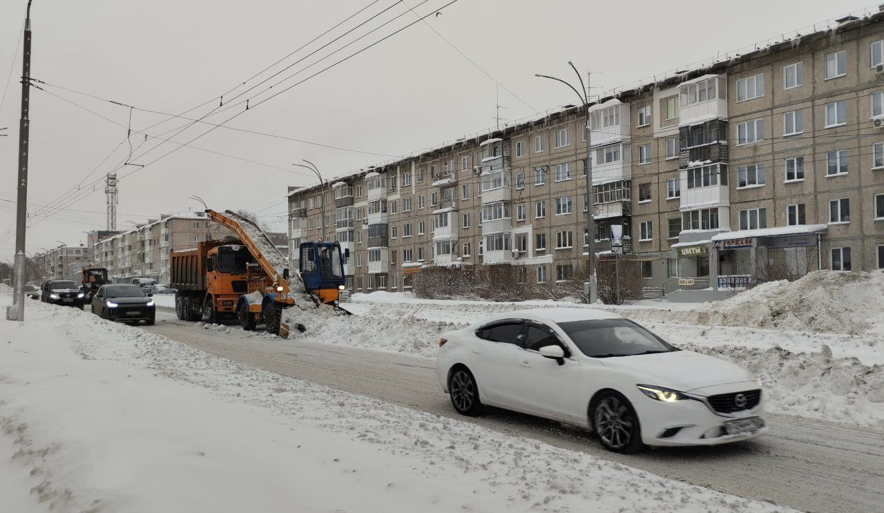 В Кемерове 131 единица техники и 171 рабочий вышли на чистку дорог от снега
