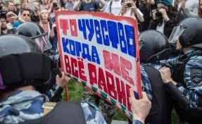 Белый дом осудил задержания «мирных протестующих» на акциях в России