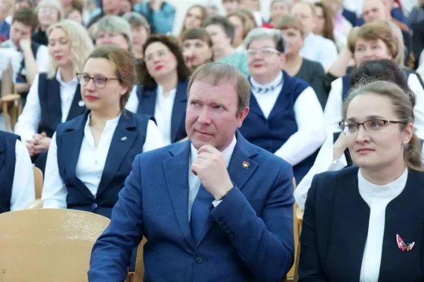 Мэр Кемерова поздравил школьников с последними звонками