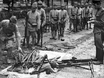 Солдаты Квантунской армии сдают оружие советскому офицеру в Харбине