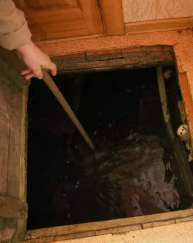 «Пройти без болотников не получится»: жители Таштагола пожаловались на потоп в подвале 