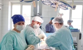 Кемеровские медики провели редкую операцию пациентке с опухолью