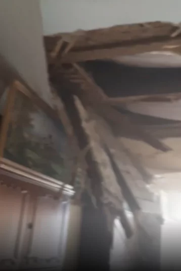 Фото: «Спали и услышали сильный грохот»: в квартире в центре Кемерова обрушился потолок 1
