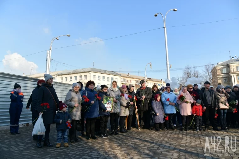 Фото: Год после пожара: в Кемерове почтили память погибших в «Зимней вишне» 45