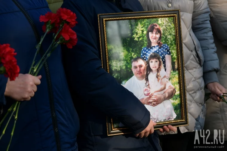 Фото: Год после пожара: в Кемерове почтили память погибших в «Зимней вишне» 46