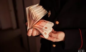 В России продавщица случайно получила аванс в два миллиона рублей и пропала
