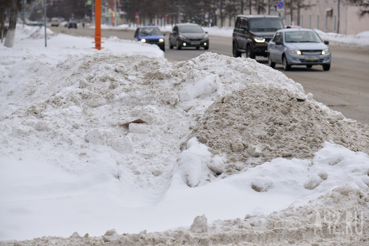 «Третий день наблюдаю»: кемеровчанин пожаловался на опасную гору снега на остановке на проспекте Ленина