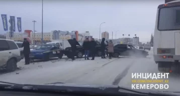 Фото: Возле крупного кемеровского супермаркета произошло массовое ДТП 1