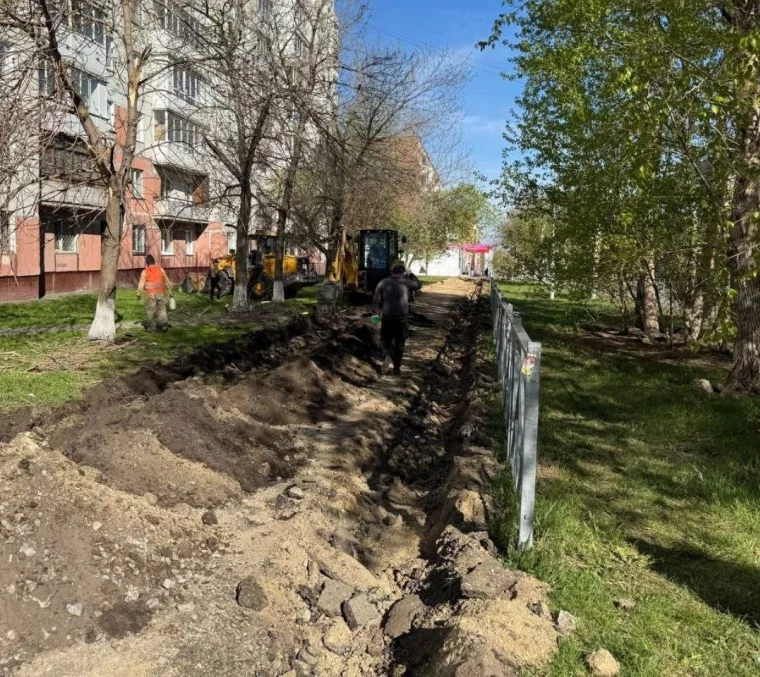 Фото: В Кемерове начали ремонтировать тротуар на улице Веры Волошиной 2