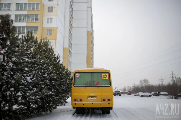 В Кузбассе автобус с детьми съехал с дороги из-за наледи