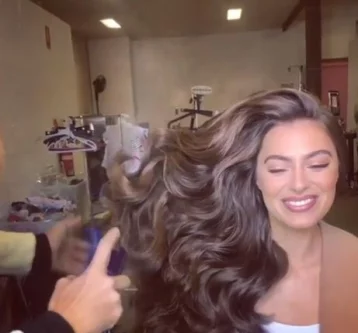 Фото: Парикмахер раскрыла секрет идеальной причёски женщин в рекламе шампуня 1
