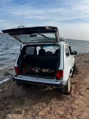 Фото: В Астраханской области двое человек утонули в машине, распивая спиртное на берегу Волги 1