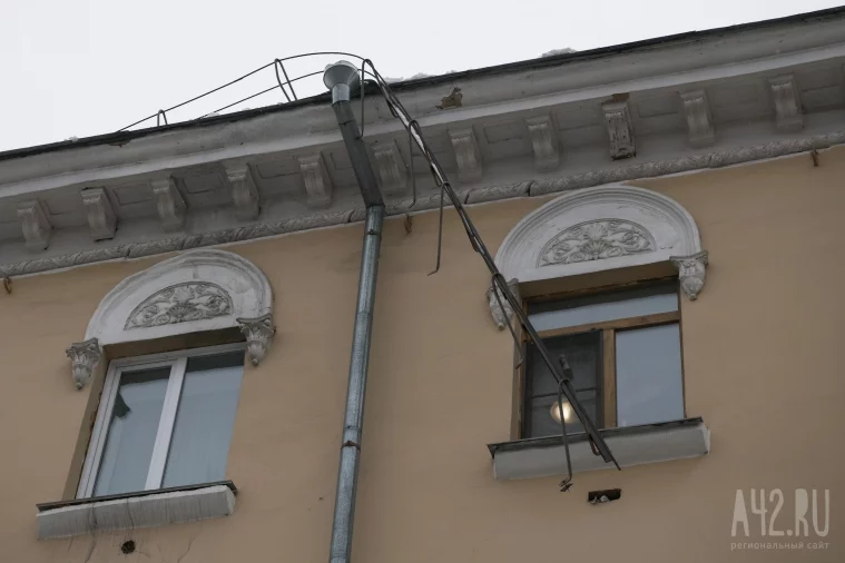 Фото: Очевидцы: в Кемерове рабочие повредили крышу дома во время уборки снега 2