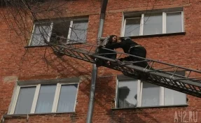 В Кузбассе пожарные спасли 6 человек из горящей многоэтажки