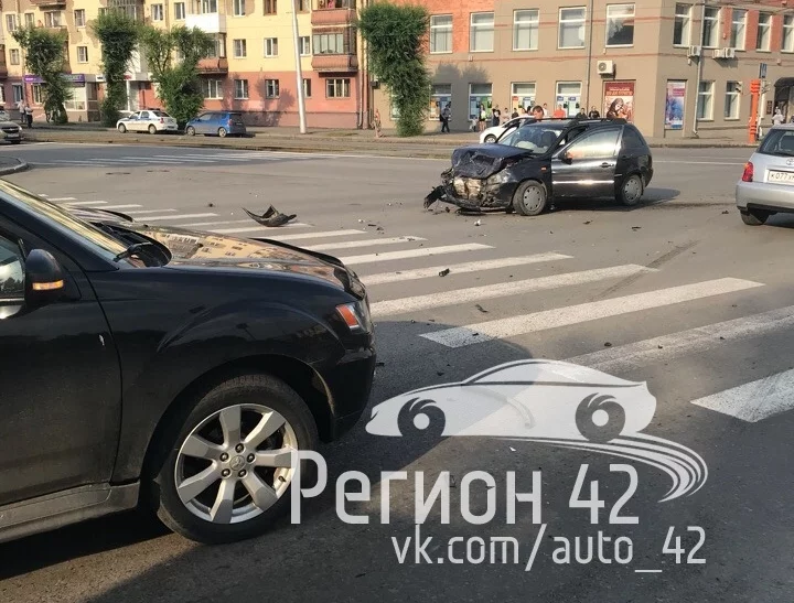 Фото: В Кемерове произошло ДТП с участием скорой помощи 5
