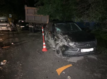Фото: В Тюмени мужчина повредил девять автомобилей при угоне грузовика 1
