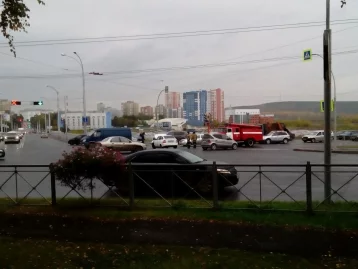 Фото: В Кемерове у ЗАГСа «Лада Приора» протаранила иномарку 2