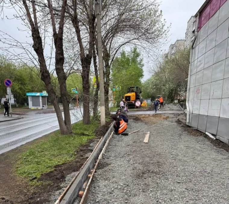 Фото: В Кемерове начали ремонтировать тротуар на улице Веры Волошиной 3