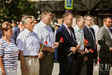 Фото: Жители Кемерова возложили цветы к Мемориалу Славы 5