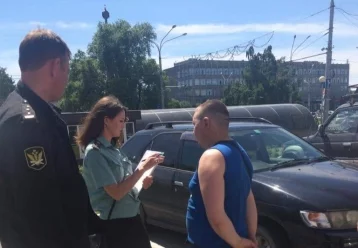 Фото: Приставы арестовали 11 автомобилей на парковке кузбасского ТРЦ 1