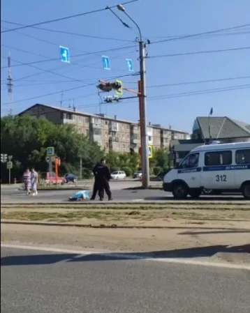 Фото: В Сети появилось видео с места у трамвайной остановки в Кемерове, где умер мужчина 1