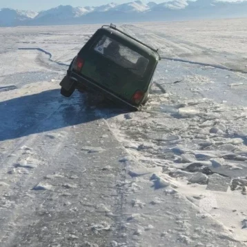 Фото: В Бурятии три автомобиля провалились под лёд Байкала 1