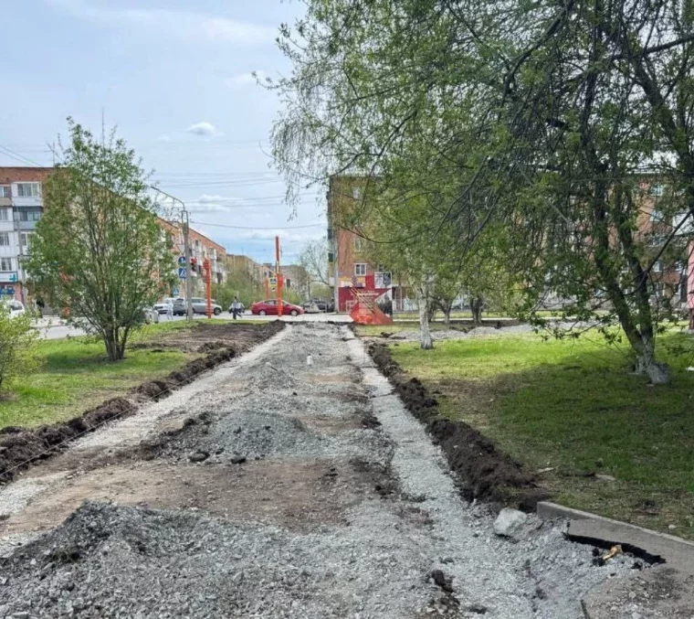 Фото: В Кемерове начали ремонтировать тротуар на улице Веры Волошиной 5