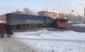 Автобус и фура столкнулись на перекрёстке в Кемерове