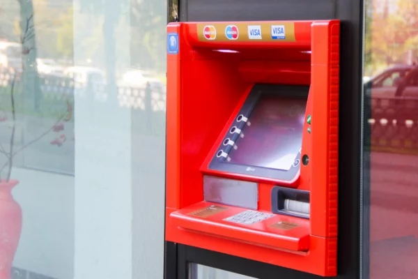 В Тюмени сотрудник банка за 2 года обманом похитил у 9 пенсионеров 9 млн рублей